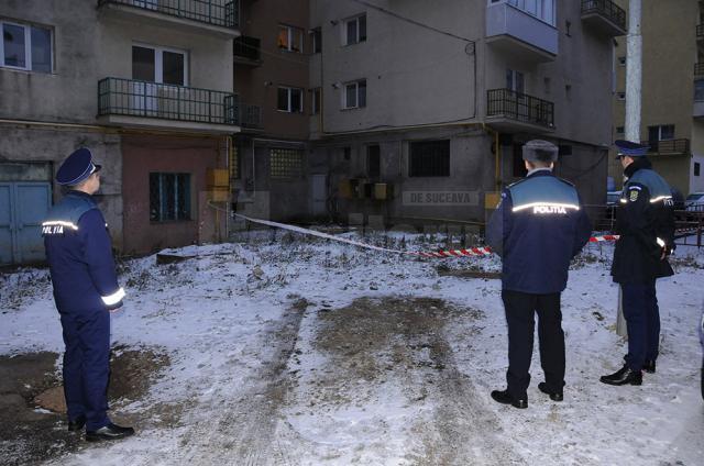 Poliţiştii păzind perimetrul din jurul blocului în care a căzut bărbatul de 39 de ani