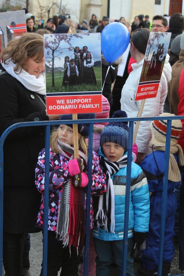 Aproape 5.000 de persoane au protestat în centrul Sucevei, solidare cu familia Bodnariu