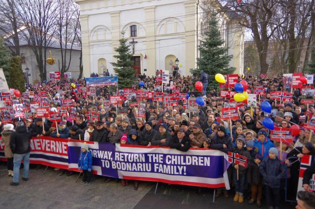 Aproape 5.000 de persoane au protestat în faţa Palatului Administrativ din Suceava
