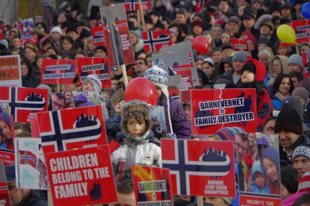 Cel mai mare protest din ţară, la Suceava, în semn de solidaritate cu familia lăsată fără copii în Norvegia
