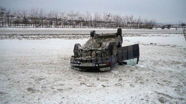 Un autoturism înmatriculat în Bacău s-a răsturnat ieri după-amiază pe DN 17, la ieşirea din Şcheia spre Gura Humorului