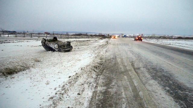 O maşină s-a răsturnat pe DN 17, pe o porţiune acoperită de zăpadă