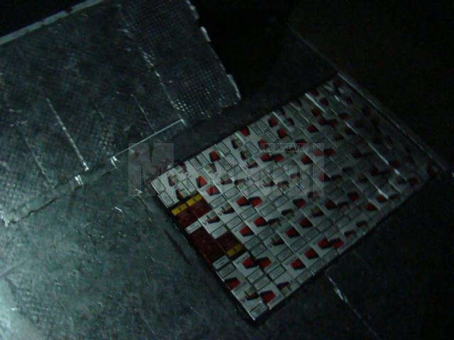 5.000 de pachete de țigări descoperite de polițiștii de frontieră în podeaua unui microbuz