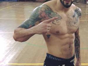 În grupul agresor s-a aflat şi un anume Răzvan Ciurariu, în vârstă de 26 de ani, din Rădăuţi, care practică lupte MMA