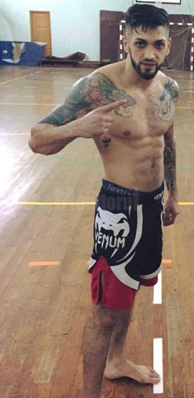 În grupul agresor s-a aflat şi un anume Răzvan Ciurariu, în vârstă de 26 de ani, din Rădăuţi, care practică lupte MMA