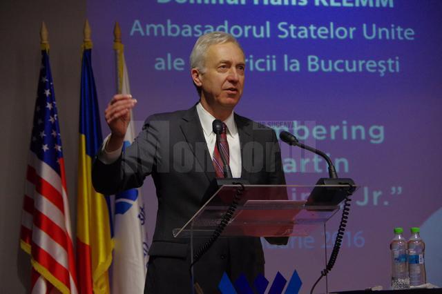 Ambasadorul SUA, Hans Klemm, a conferenţiat la Universitatea „Ştefan cel Mare”