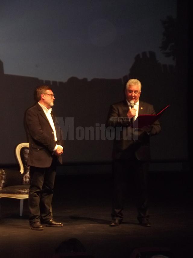 Primarul Ion Lungu îi înmânează scriitorului Matei Vişniec Diploma de Excelenţă