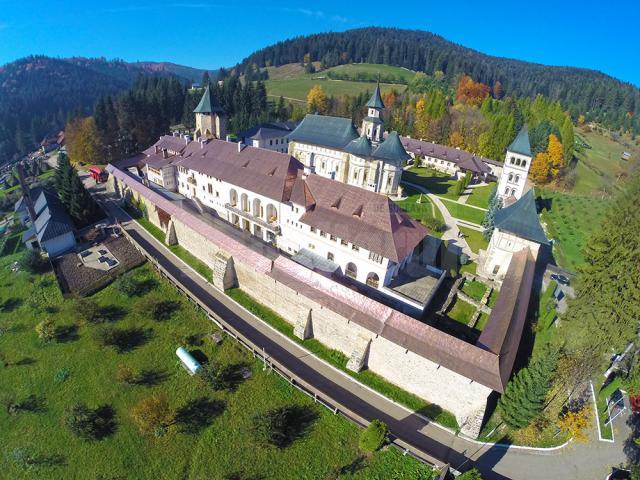 Restaurările de la Mănăstirea Putna, o provocare pentru constructor şi beneficiar