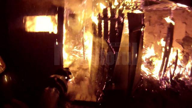 Un puternic incendiu a distrus anexele unei gospodării din satul Costâna