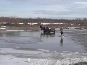 Râul Suceava, la Măneuţi, avea ieri încă multe porţiuni îngheţate
