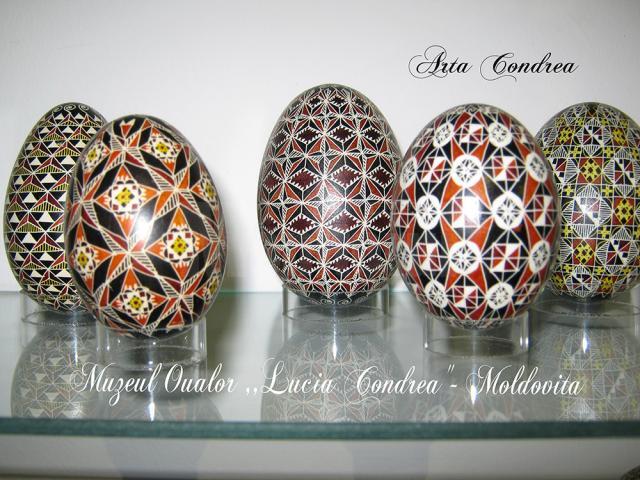 Lucrări cu influențe cubiste în Muzeul Ouălor „Lucia Condrea”