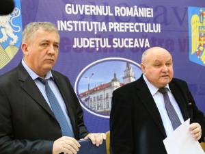 Directorul Crai Nou, Dumitru Teodorescu (dreapta), a primit de la prefectul Constantin Harasim o plachetă de excelenţă