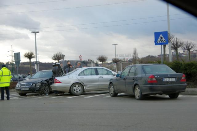 Trei maşini avariate după o tamponare  în parcarea Iulius Mall