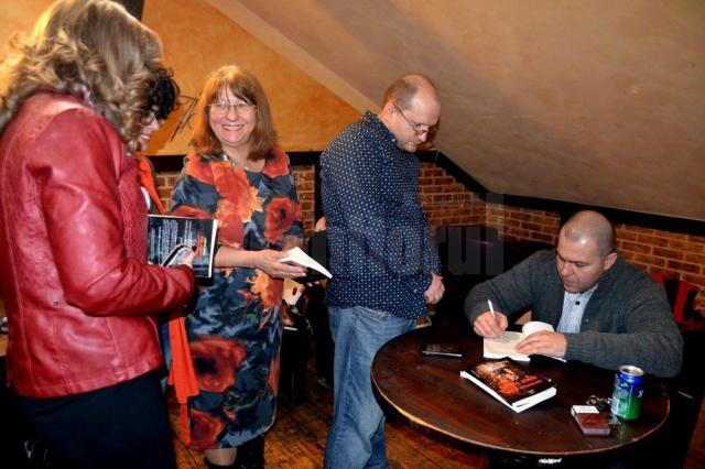 Sesiune de autografe Foto Carmen şi Nelu Marcean