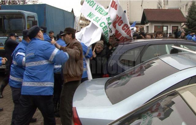 Protestul paşnic al forestierilor suceveni a degenerat într-o luptă corp la corp cu forţele de ordine