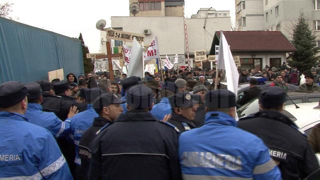 Protestul paşnic al forestierilor suceveni a degenerat într-o luptă corp la corp cu forţele de ordine