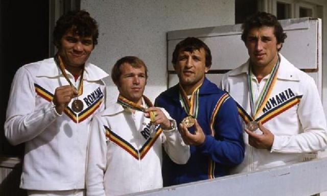 Stefan Rusu (în albastru), prezentând medalia de aur cucerita la  Olimpiada de la Moscova Foto cosr.ro