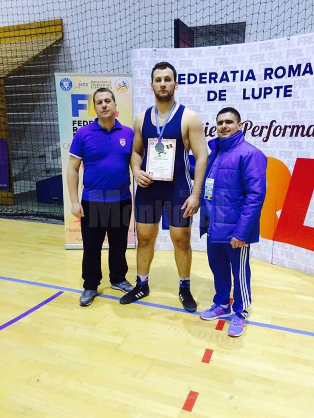 Luptătorul Constantin Huțuleac alături de cei doi antrenori de la CSM Suceava, Daniel Ciubotaru (stânga) și Andrei Bolohan