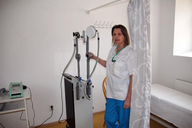 Asistenta Monica Bărbuţă, în unul din cabinetele de fizioterapie
