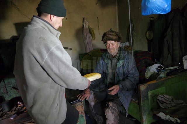 La 80 de ani, un bătrân din Bosanci trăieşte din 62 de lei pe lună şi din mila vecinilor
