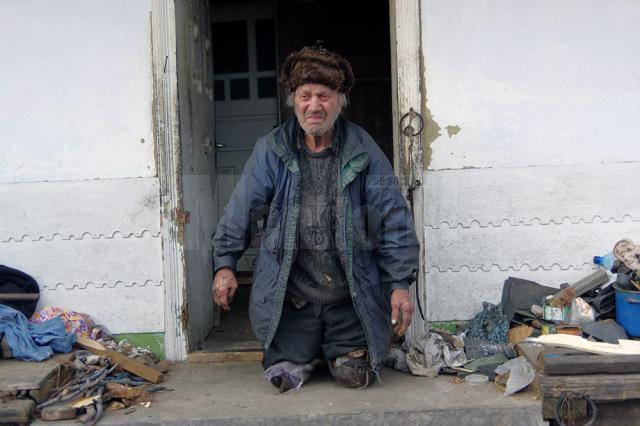 La 80 de ani, un bătrân din Bosanci trăieşte din 62 de lei pe lună şi din mila vecinilor