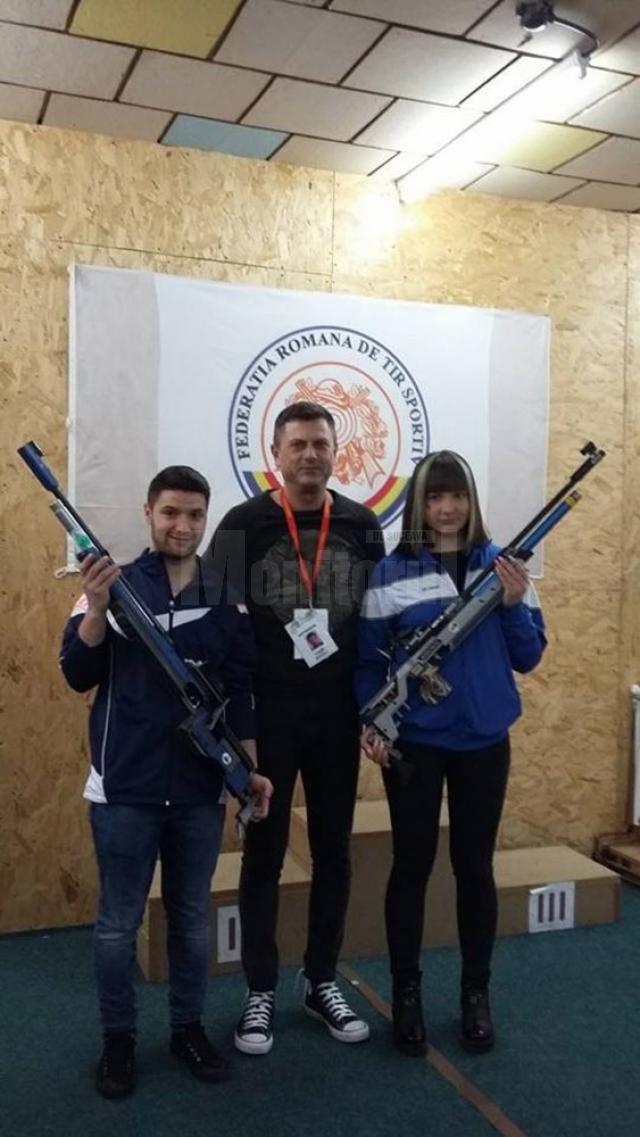 Antrenorul Ștefan Buiucliu alături de cei doi sportivi pe care-i pregătește la CSM Suceava