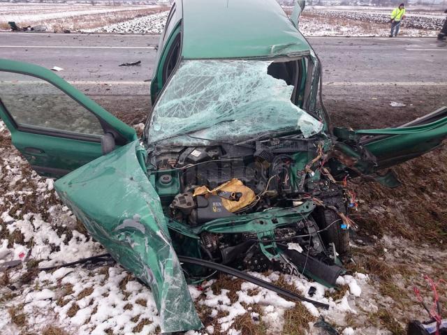 În urma impactului puternic, şoferul a fost grav rănit, iar autoturismul Renaul Clio a fost distrus
