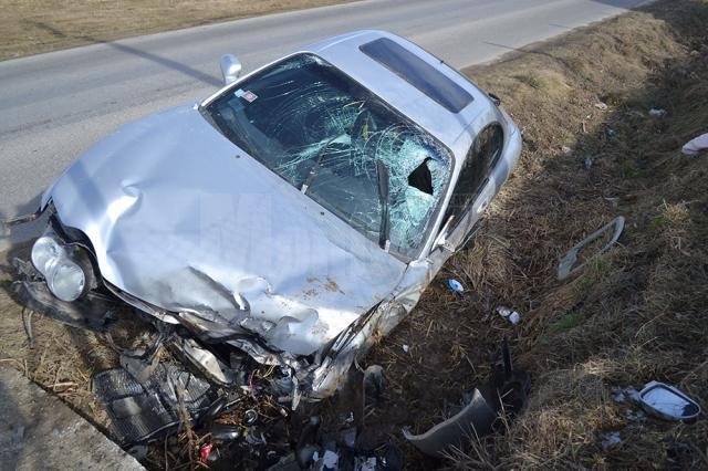 A intrat cu maşina într-un cap de pod, la Fălticeni