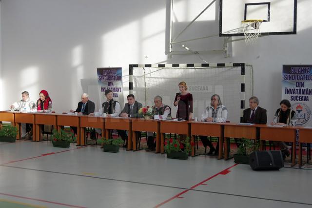 Proiectul „10 pentru folclor” a debutat ieri la Şcoala Gimnazială Nr. 3 din Suceava, în prezenţa unui public numeros