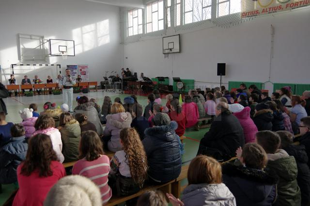Proiectul „10 pentru folclor” a debutat ieri la Şcoala Gimnazială Nr. 3 din Suceava, în prezenţa unui public numeros