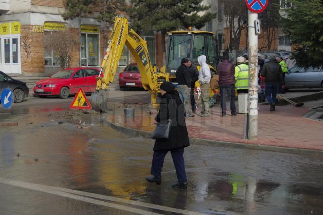 Zeci de metri cubi de apă, scurşi pe o stradă din centrul Sucevei
