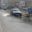 Zeci de metri cubi de apă, scurşi pe o stradă din centrul Sucevei