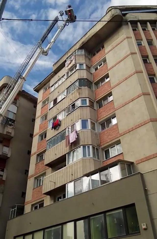 Intervenţia pompierilor la blocul din Burdujeni. Foto: Elisei Boghean