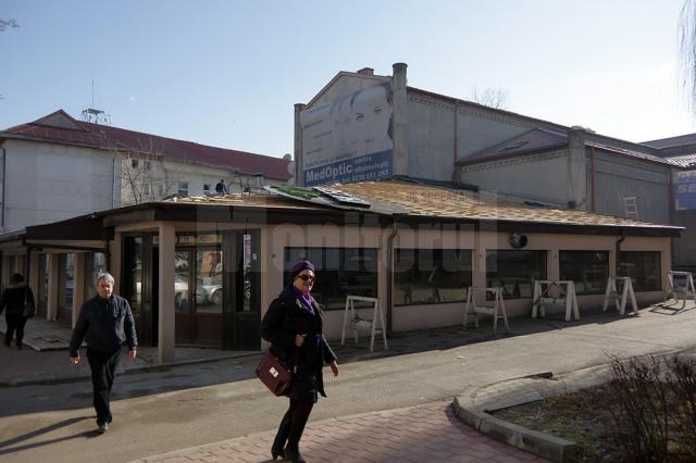 Del'Iri, construcţia provizorie din jurul Restaurantului Naţional, demolată bucată cu bucată
