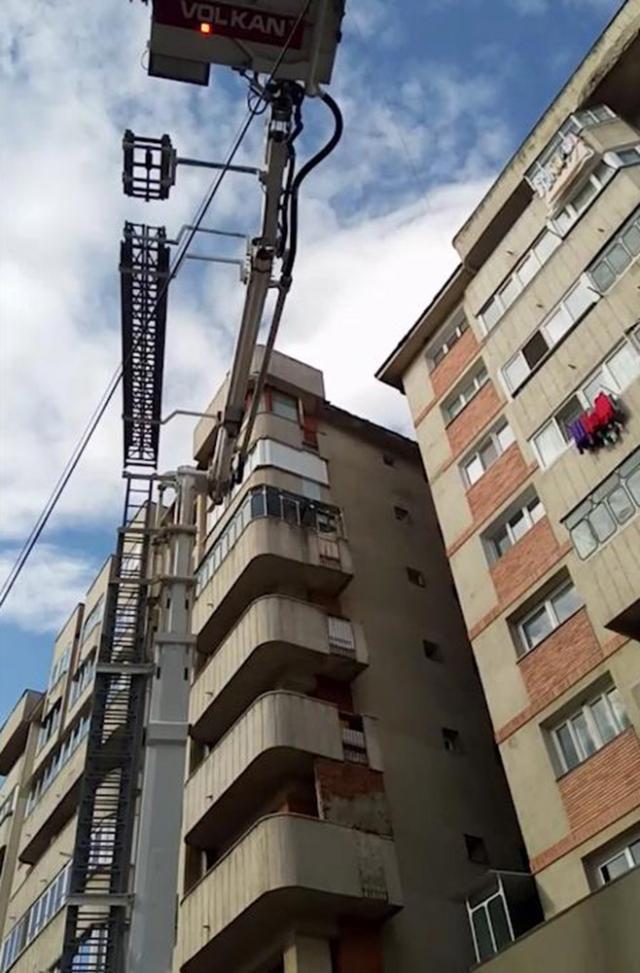 Intervenţia pompierilor la blocul din Burdujeni Foto: Elisei Boghean