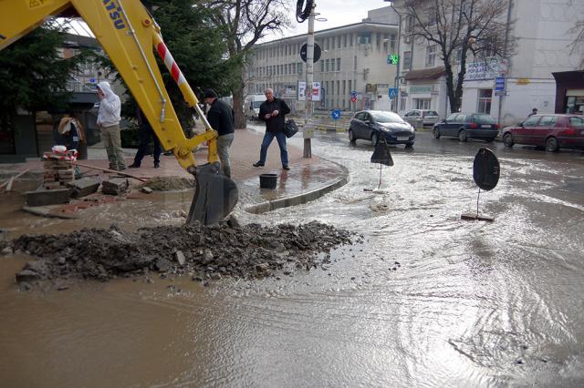 Avarie la reţeaua de apă şi canalizare pe strada Nicolae Bălcescu