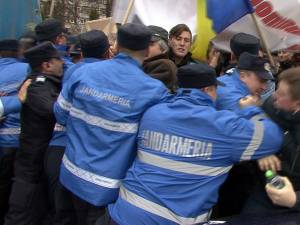 Protestul forestierilor din 1 februarie, care a degenerat într-o încăierare între protestatari şi jandarmii care asigurau ordinea, în faţa Direcţiei Silvice Suceava