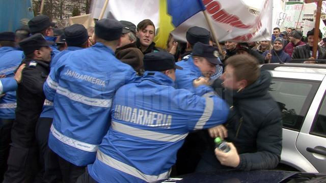 Protestul forestierilor din 1 februarie, care a degenerat într-o încăierare între protestatari şi jandarmii care asigurau ordinea, în faţa Direcţiei Silvice Suceava