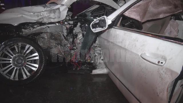 Un Mercedes s-a zdrobit de un stâlp, în cartierul Burdujeni
