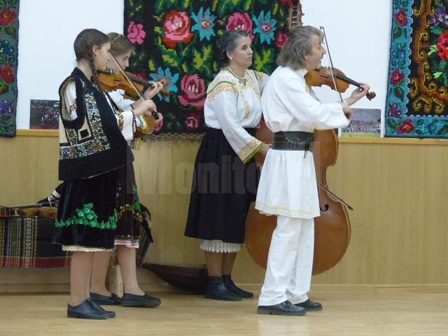 Spectacol de cântece şi jocuri populare, la închiderea proiectului „10 pentru folclor”, desfăşurat la Moara