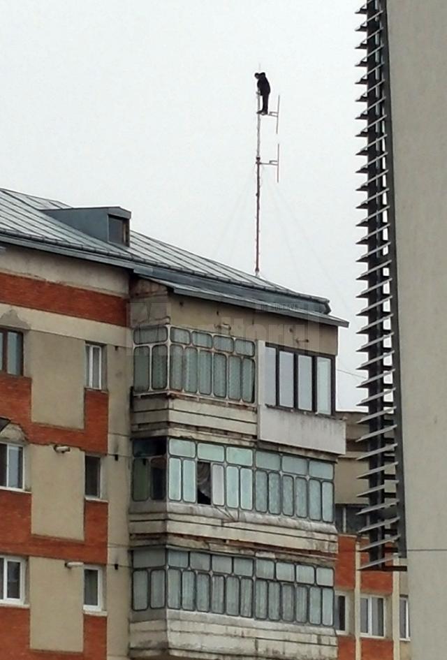 Tânărul a ajuns până în vârful antenei, la aproximativ opt metri de acoperişul imobilului, şi a ameninţat că se sinucide