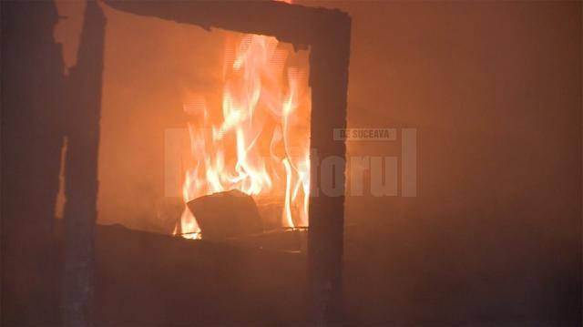 Un incendiu puternic a distrus un atelier auto şi două garaje, la Câmpulung Moldovenesc