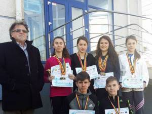 Atleții medaliați de la LPS Suceava, alături de antrenorul Toader Flămând