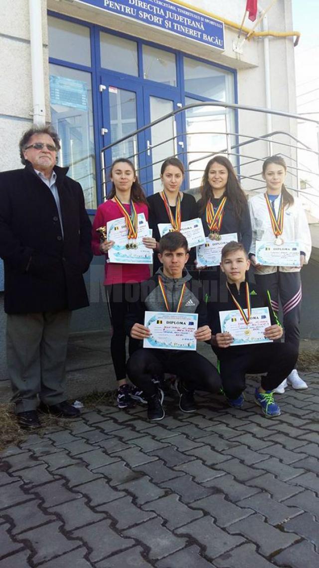 Atleții medaliați de la LPS Suceava, alături de antrenorul Toader Flămând