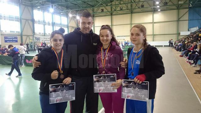 Andu Vornicu şi fetele de la CSM Suceava, la finalul unui concurs reuşit