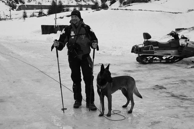 Ionuţ Pascu şi câinele Erik pot participa oficial la acţiuni de salvare a persoanelor surprinse de avalanşe