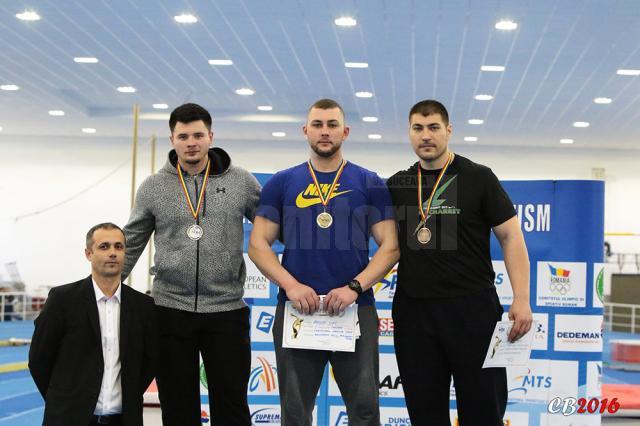 Andrei Gag (mijloc) alături de directorul CSU Suceava, Sorin Raă (stânga jos) la campionatul naional de săptămâna trecută
