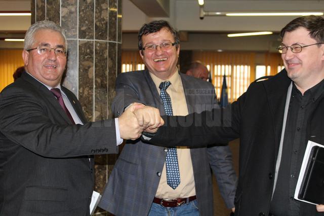 Cei trei candidaţi pentru Primaria Suceava s-au felicitat reciproc la finele şedinţei de Consiliu Local