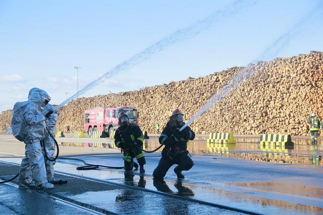 Un dezastru, cu incendiu la instalaţia de adezivi, simulat la fabrica Egger