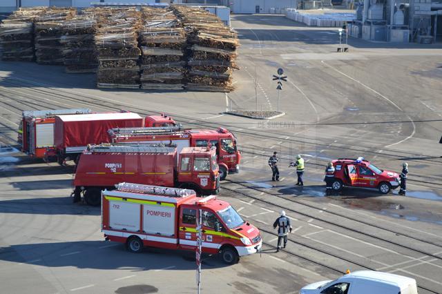 Un dezastru, cu incendiu la instalaţia de adezivi, simulat la fabrica Egger